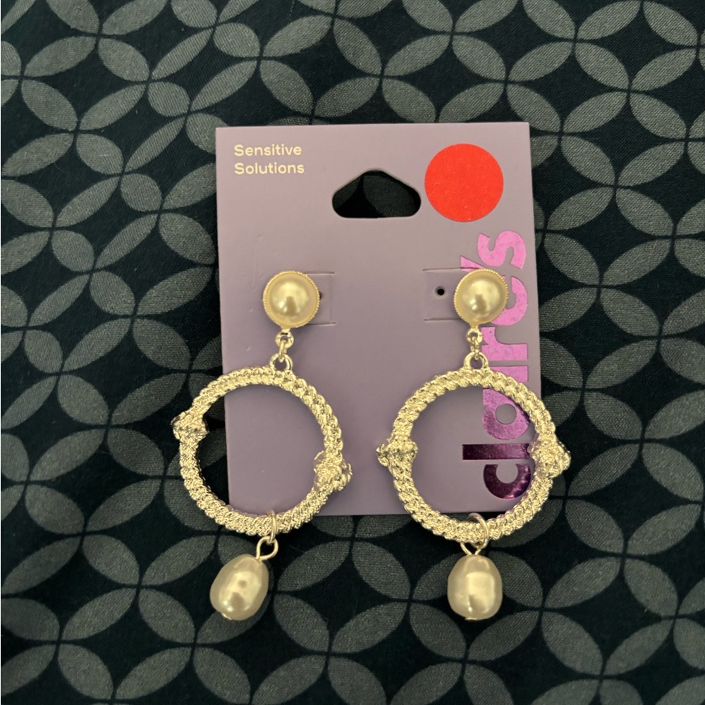NWT Claire's Silver Hoop w/Faux Pearl Earrings - Picture 2 of 3